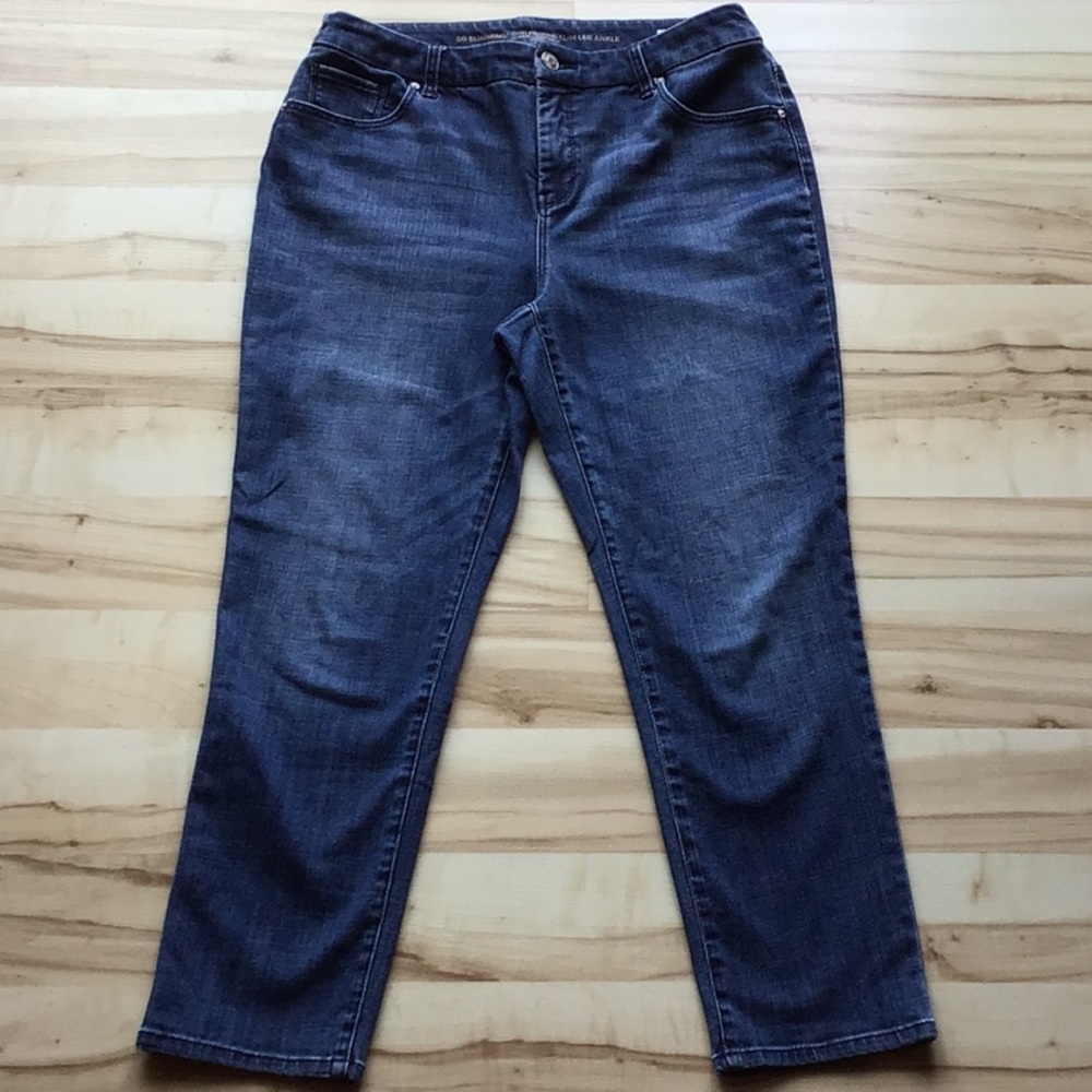 Chico’s So Slimming Girlfriend Slim Leg Ankle Jean
Size 1.5 Petite